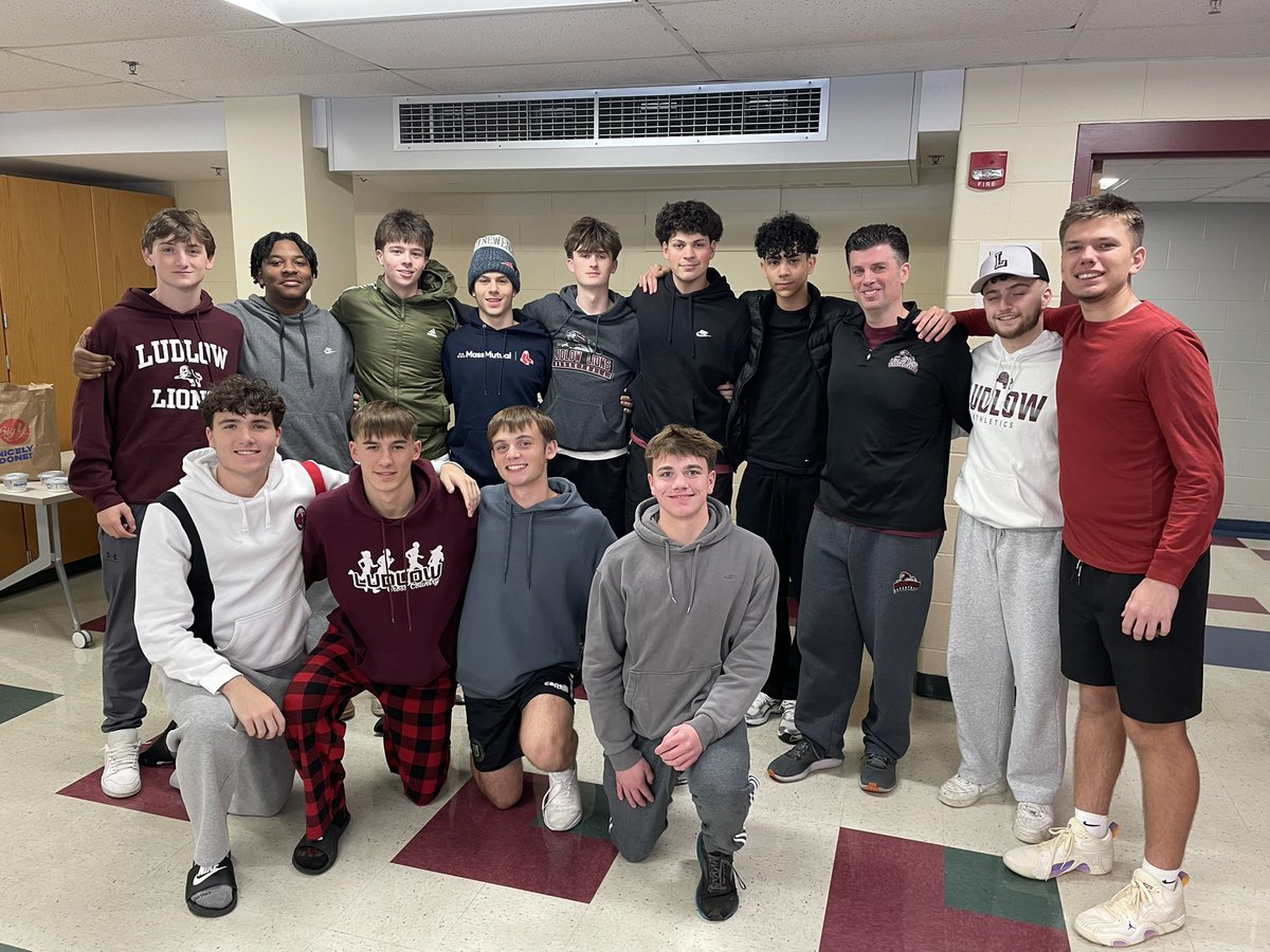 FennisDembo87's tweet photo. Just back from working w/ @Ludlowboysbball coaches/players on Culture & Team Building. 4th yr in Ludlow. Everyone back from last year’s squad. 11 Players/ 3 coaches 🔒 IN!
#Goals #Communication
#similarities #Differences
#2Wolves #80/15/5 #SrMOMENT #1%Better
AA CIRCLE
OUR TIME https://t.co/OTbcZ2svWx