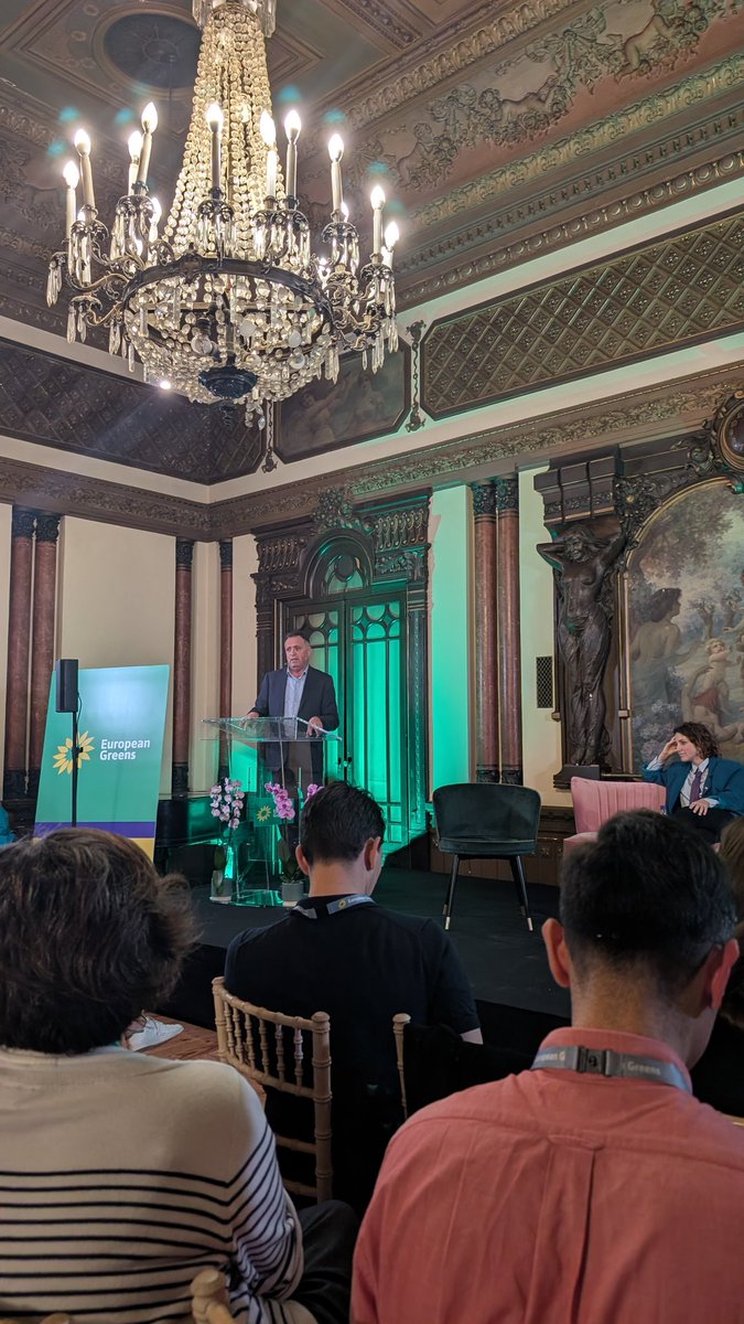 Nasser Abu Baker, presidente do Sindicato dos Jornalistas Palestiniano, a relatar a opressão à imprensa antes de um genocídio.
Na sessão Loud for Palestine, no Congresso dos European Greens.

Saiam mais do Twitter. Venham ouvir quem realmente faz a diferença.