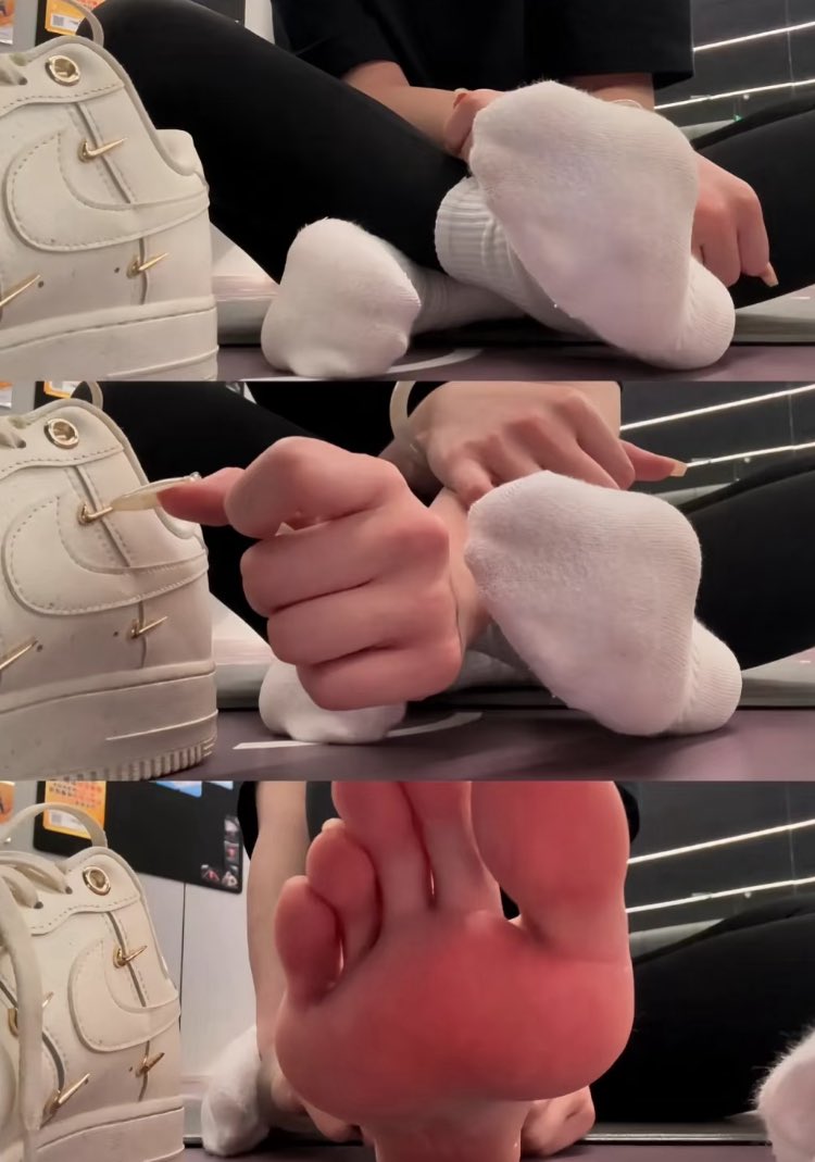 Mach wuff und vielleicht darfst du dran riechen.
Mach mich noch reicher und zur Belohnung trete ich dir in deine mini eier 
#femdom #feetworshi̇p #findom #geldherrin #geldsklave