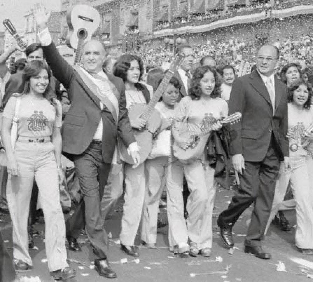 "Quien no conoce la historia está condenado a repetirla"

Diferente época misma maña populista. 

Hoy el PRI viste de guinda.