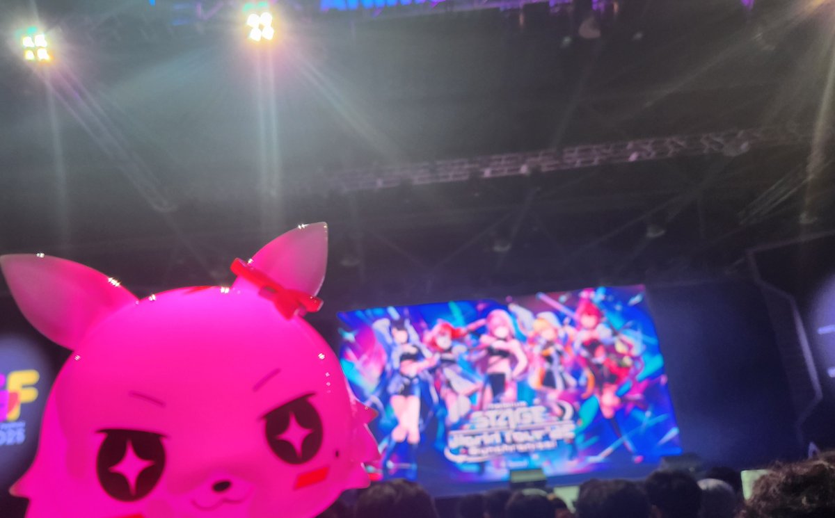 Merinn5's tweet image. ワールドツアーに行ってきました。本当に最高で、参加したメンバーのみんながまさに“輝いていた”ステージでした。
どう言えばいいのか上手く言葉が見つからないのですが、ある特定の場面では周りで号泣している人や涙を流している方が本当に多かったです。