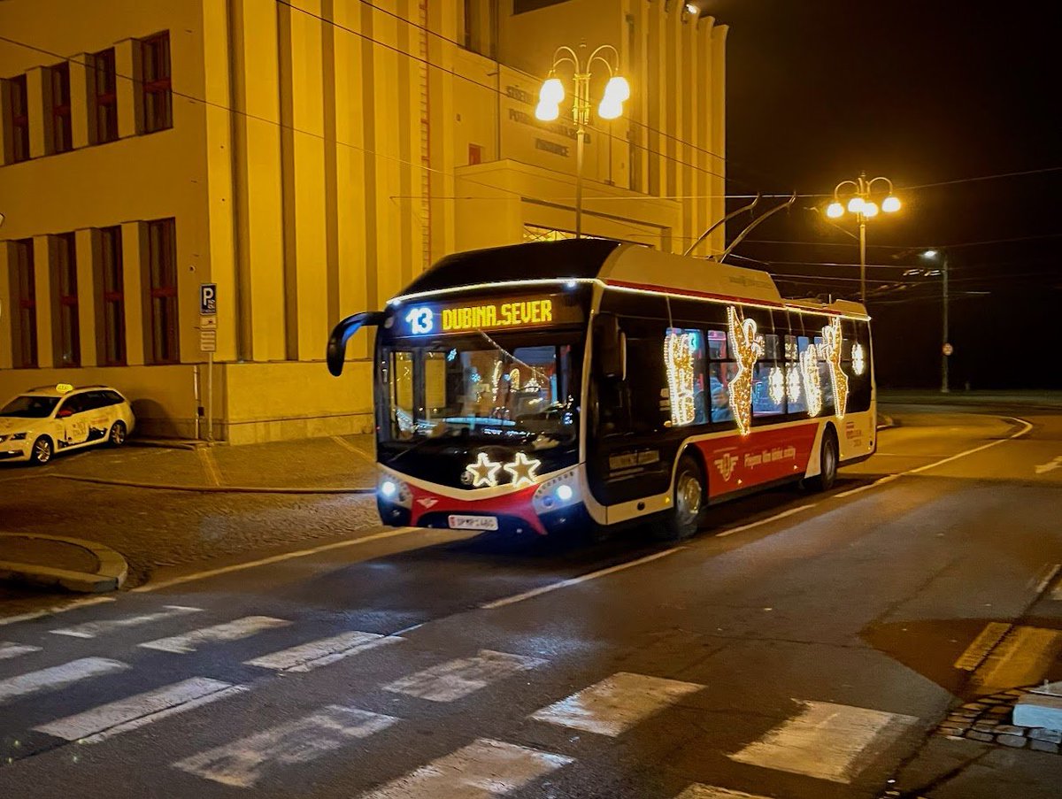 Žila byla v Pardubicích holčička Laduška. A ta se o loňských Vánocích (to jí zrovna byly 4) ptala maminky, jestli když existuji Vánoční trolejbusy, je i Vánoční zastávka. Když maminka řekla, že ne, navrhla Laduška, ať napíšou Ježíškovi.