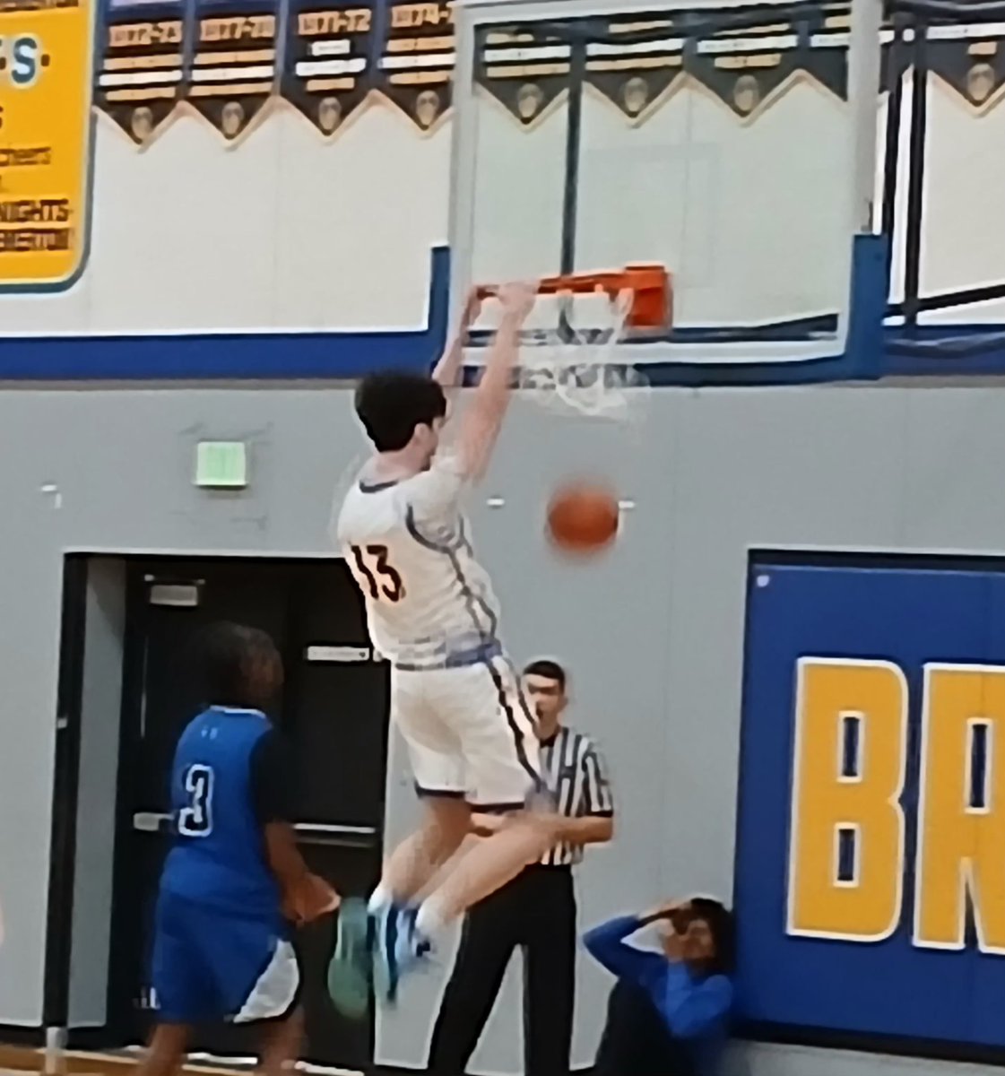 Jay Beahan with a dunk on the Wildcats. Bremerton leads Oakland 23-19, late 2nd quarter.
#wabbscores