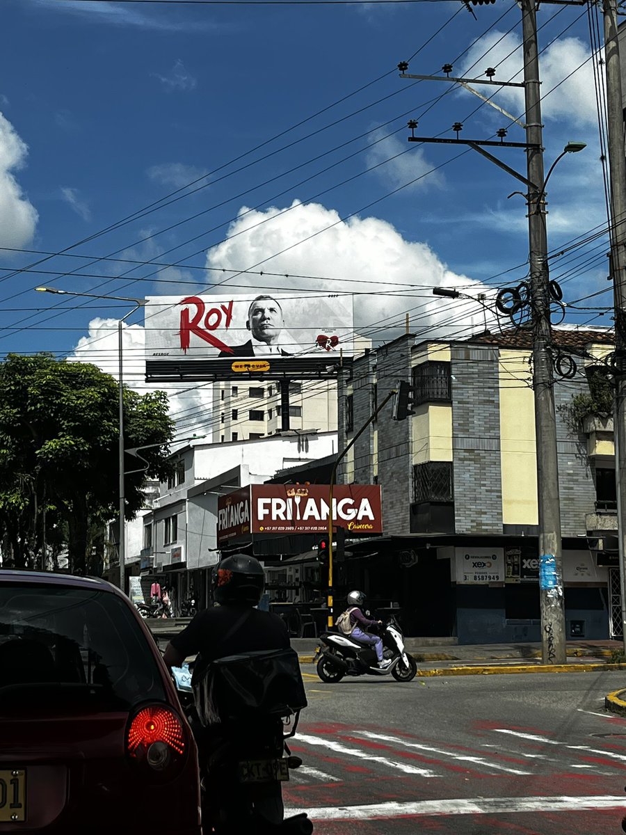 Ustedes ven que ahí dice fritanga o frianga? Me dice mi hija de 7 años: mamá mira el restaurante FRIANGA 🤣🤣