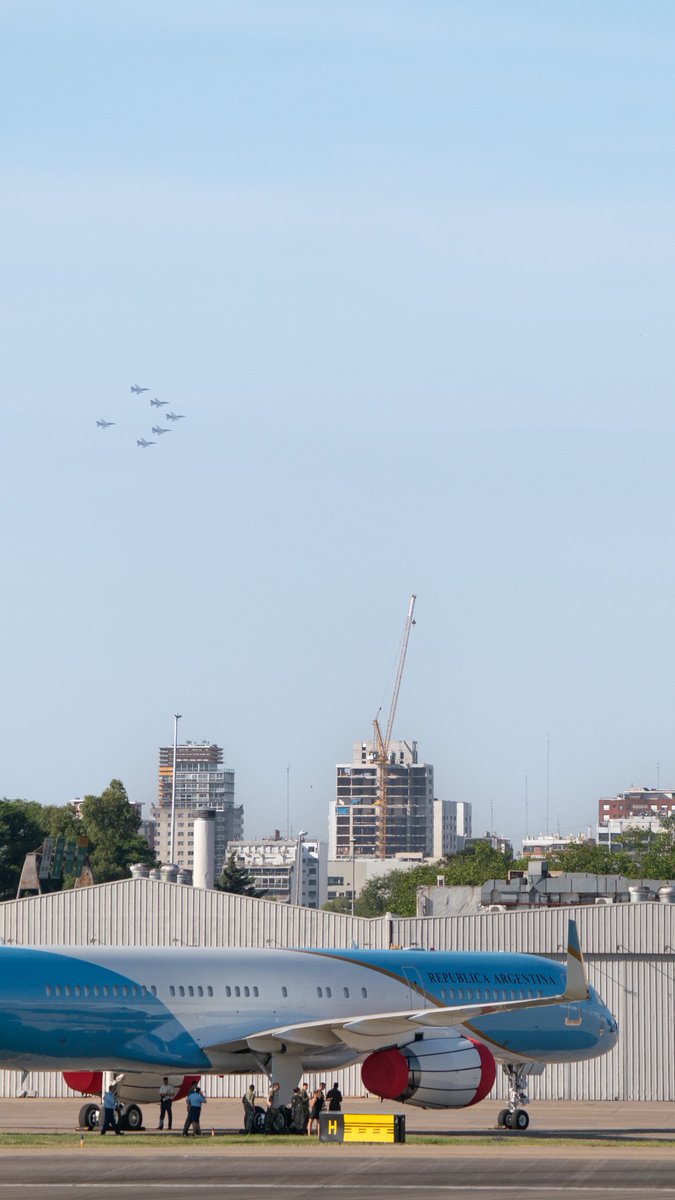El ARG 01 Presidencial y de fondo los F-16 de la Fuerza Aérea Argentina en Aeroparque 📸✈️🔥

<a href="/FuerzaAerea_Arg/">FuerzaAéreaArgentina</a>