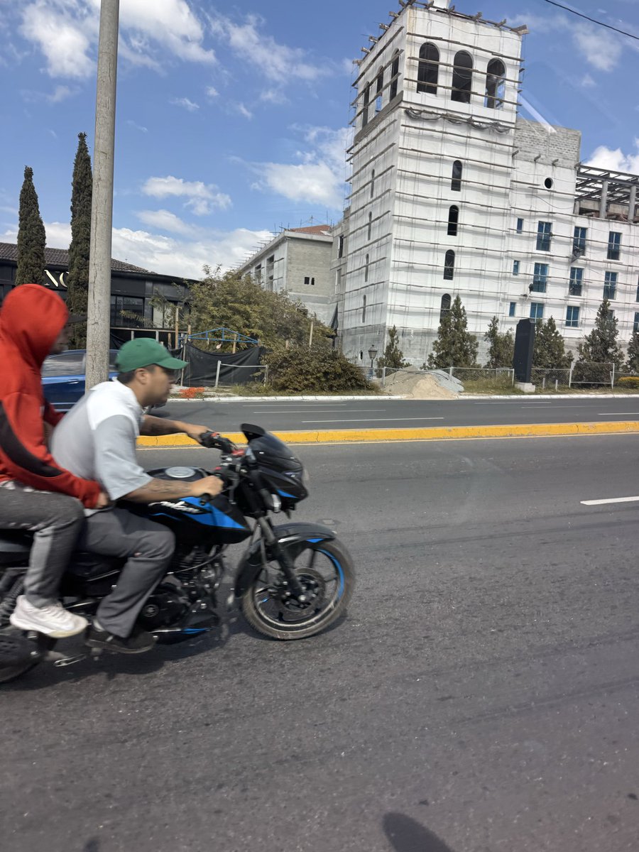 rofonsec's tweet photo. @PNCdeGuatemala @mingobguate **URGENTE*** asaltantes en este momento frente a pasarela de @CiudadCayala ** precaucion!

#motocacos #asaltoguatemala #pncguatemala https://t.co/o7n6VHEbpL