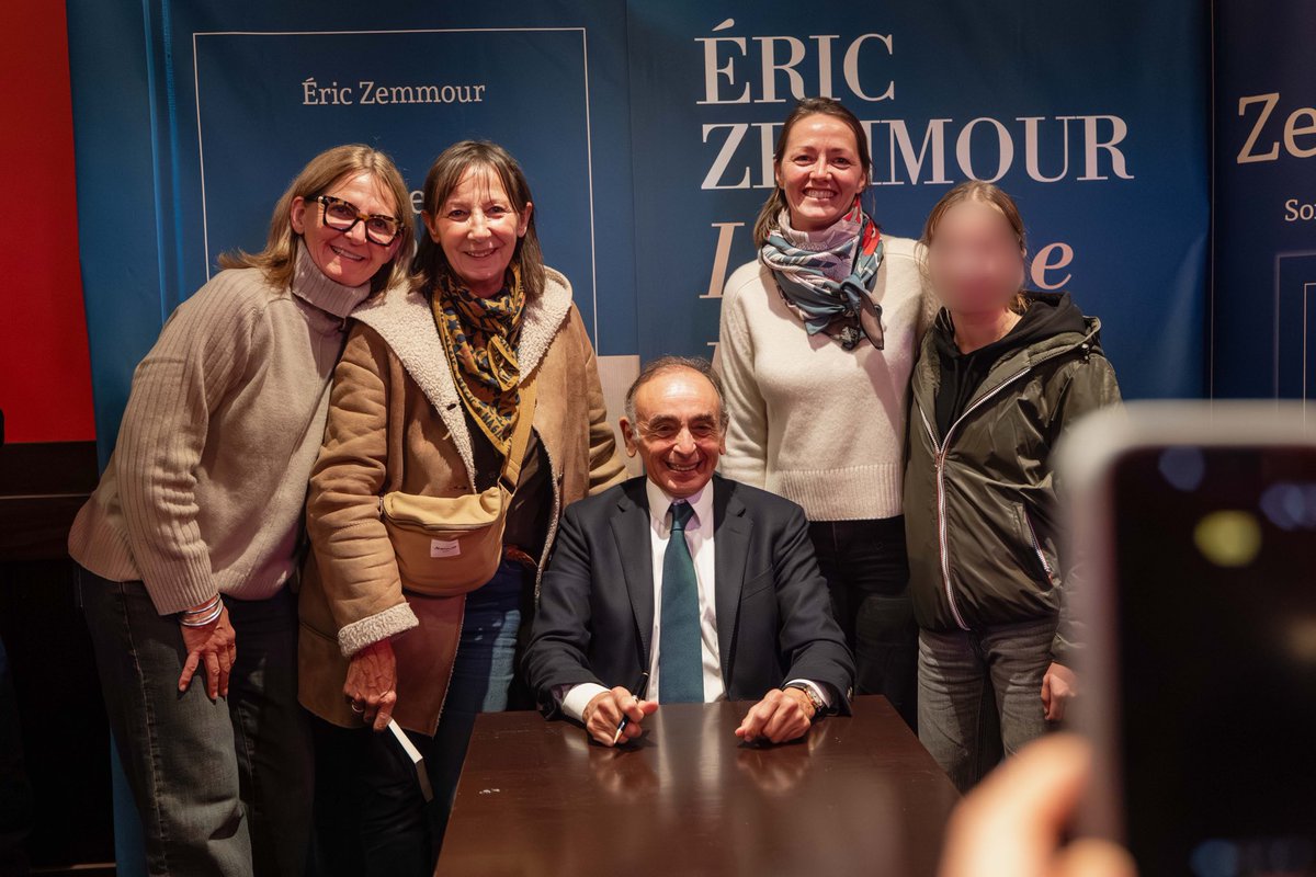 ZemmourEric's tweet image. En ce jour de Saint Nicolas, saint à l’origine du Père Noël, je suis heureux d’être parmi tous ces Français.

Nos traditions existent depuis 1000 ans, et nous voulons qu’elles existent encore 1000 ans. 

Comptez sur moi pour les défendre !