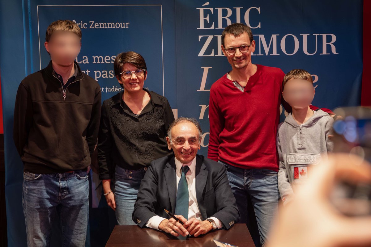 ZemmourEric's tweet image. En ce jour de Saint Nicolas, saint à l’origine du Père Noël, je suis heureux d’être parmi tous ces Français.

Nos traditions existent depuis 1000 ans, et nous voulons qu’elles existent encore 1000 ans. 

Comptez sur moi pour les défendre !