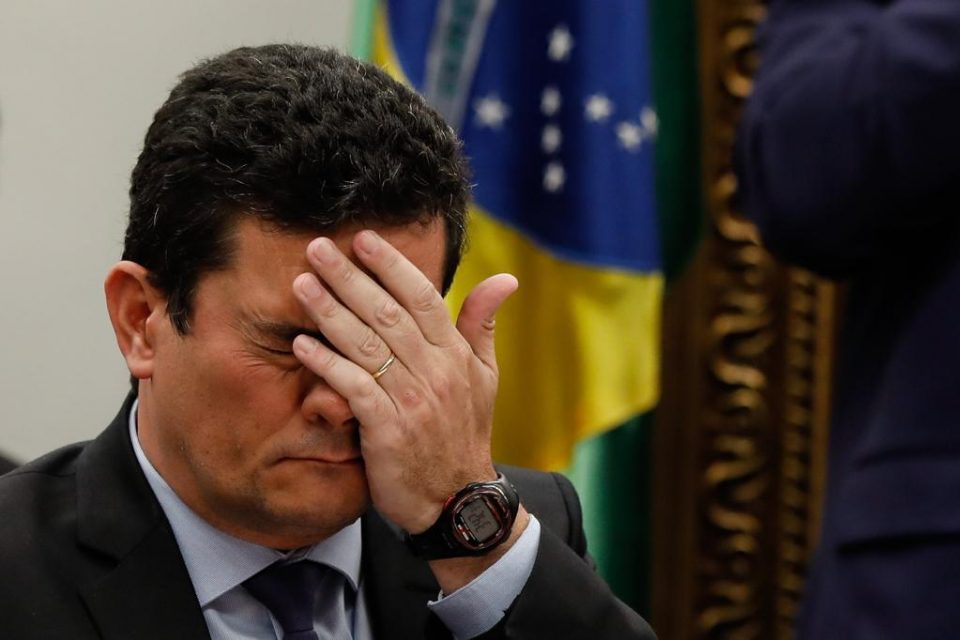 rogeriotomazjr's tweet photo. Apareceu o famoso vídeo da “festa da cueca” da República de Curitiba e já está nas mãos da PF. Esse é apenas um dos tantos episódios bizarros desses mafiosos que, por algum tempo, fizeram o Brasil crer que o Paraná era a bússola ética do país, quando na realidade escondiam embaixo do tapete um enorme e pestilento esgoto moral. Esse vídeo merece ser divulgado publicamente, para que a população brasileira conheça bem o caráter dessa turma que se acha a encarnação da virtude pública.
*Espero que apareçam também as informações de um caso sobre um certo juiz federal que desconfiava que era corno e passou a investigar o suspeito de lhe implantar o ornamento na cabeça. Esse sujeito, advogado, ia estourar a bomba sobre essa arbitrariedade e uso do Estado para interesses pessoais, mas ficou satisfeito com o envio do magistrado para Brasília, para onde foi transferido com a tarefa de trabalhar como juiz auxiliar em tribunal superior.