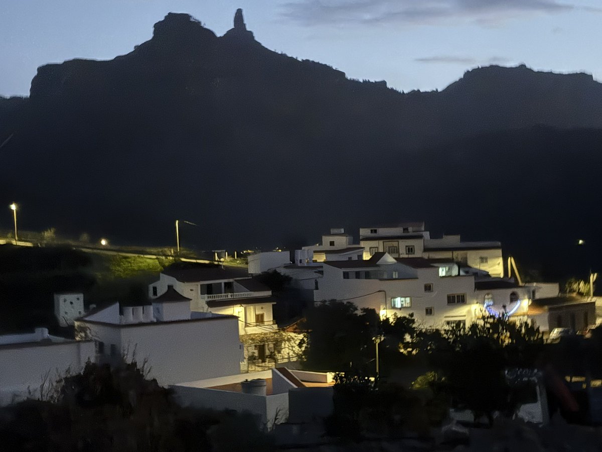 Cae la noche en Tejeda (Gran Canaria). Chiquita preciosidad de pueblo.