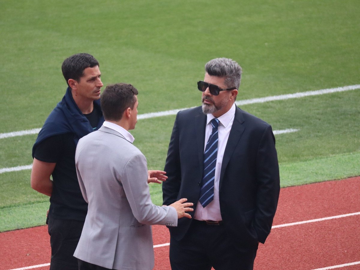 figuemaxi's tweet photo. Llegó el jefazo. En el Estadio Codelco El Teniente se encuentra nada más y nada menos que Christian Bragarnik, uno de los propietarios de O'Higgins FC. Además, está Jorge Reina, también dueño del club.

@ElRancaguino / @ERDeportes https://t.co/CvO7m1CkyC