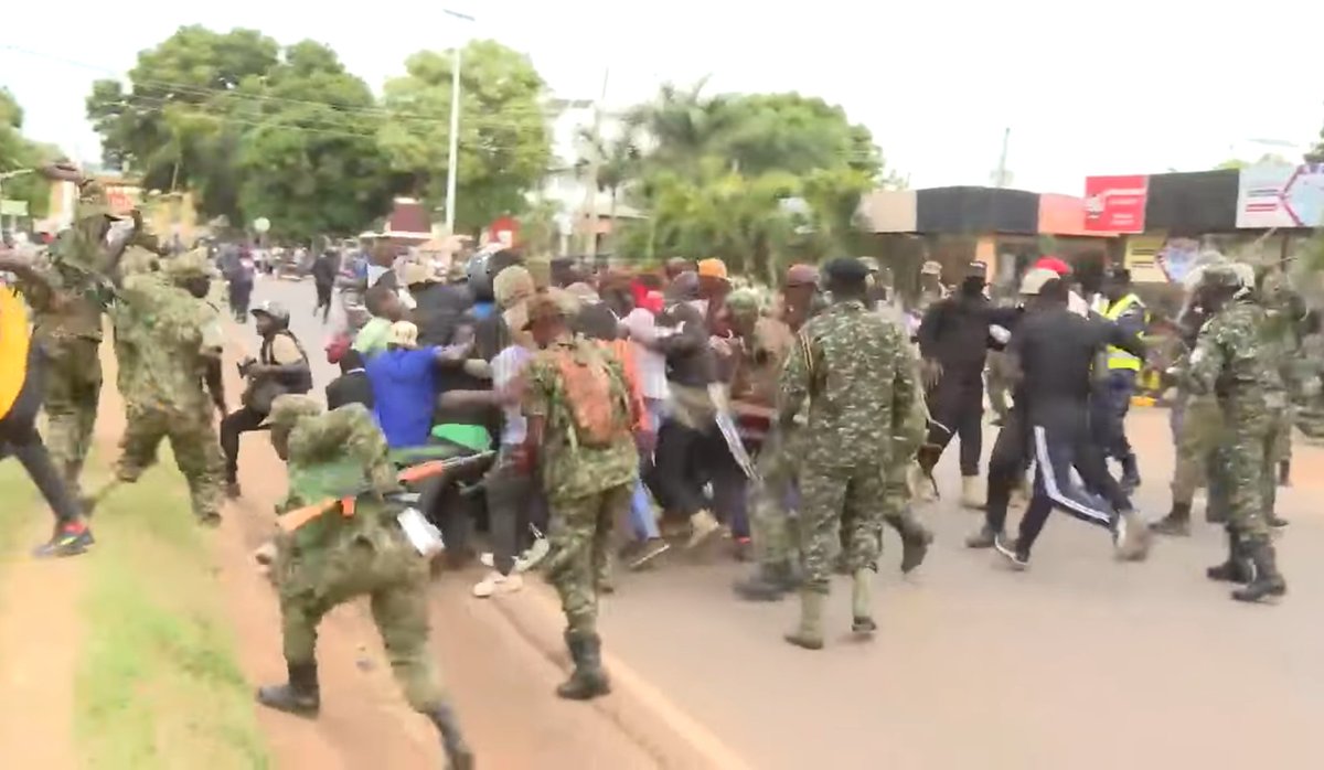 How the army deployed as <a href="/HEBobiwine/">BOBI WINE</a> , the presidential candidate on <a href="/NUP_Ug/">National Unity Platform</a>
ticket took his campaigns to Gulu City on Saturday. The soldiers beat up &amp; injured some people who were with Kyagulanyi after they insisted they wanted to access the city center with him.