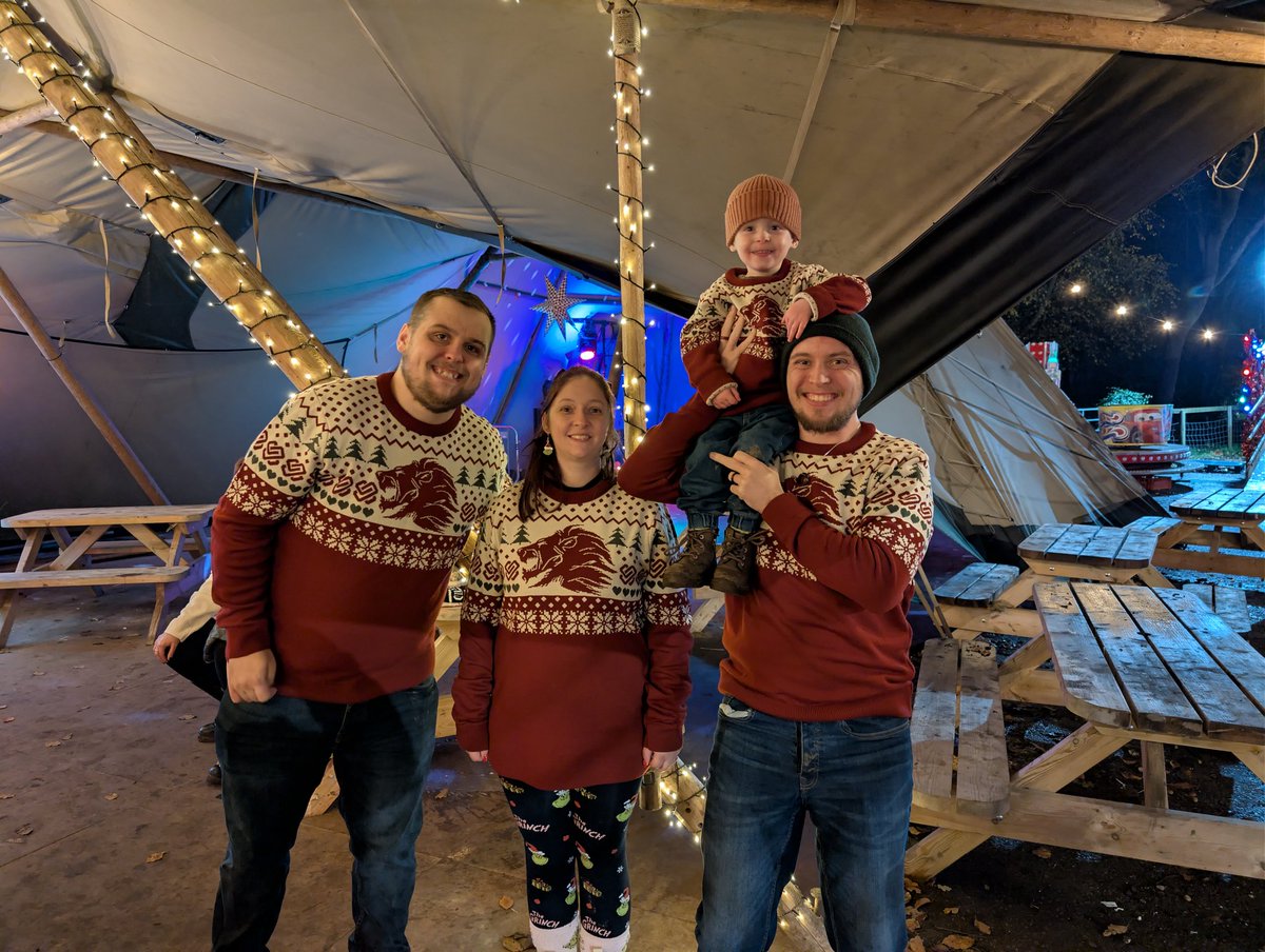 ABritishTechie's tweet photo. They really are the nicest Christmas jumpers we've owned @Syndicate @SyndicateOG https://t.co/jk6B43my9w