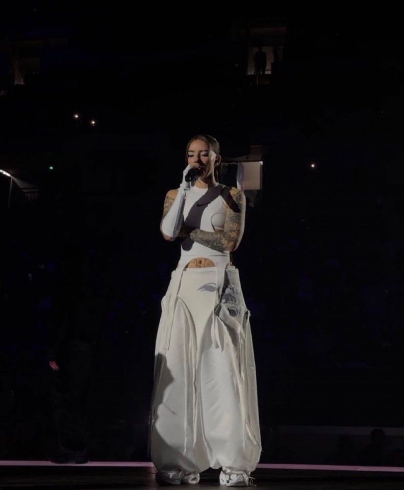 mikocurita's tweet image. black                          and                       white