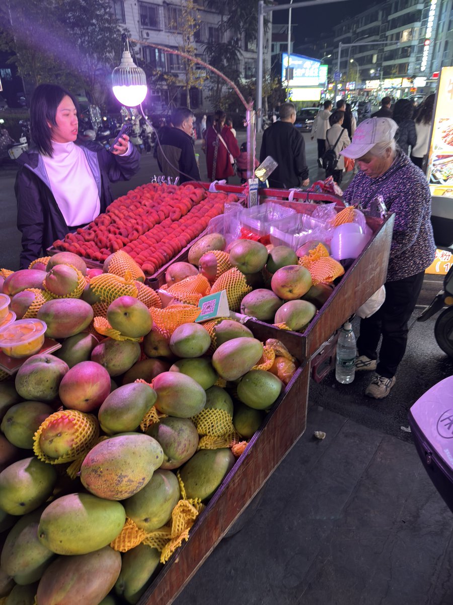 양숴의 작은 마을에서 느낄 수 있는 활기찬 분위기. 오늘 아침 쌀국수를 먹으러 갔다가 홍산월 친구들을 만났어요. 우연히 우리 모두 이 쌀국수 가게에 가게 되었네요! 😂
길가에 놓인 3파운드짜리 망고, 부드럽고 달