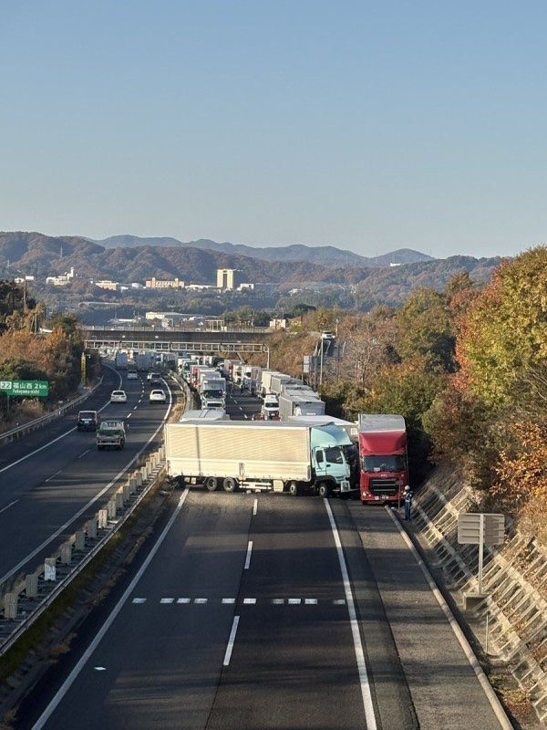 広島県福山市の山陽道でこの事故は止まってる車の人達は絶望だよな