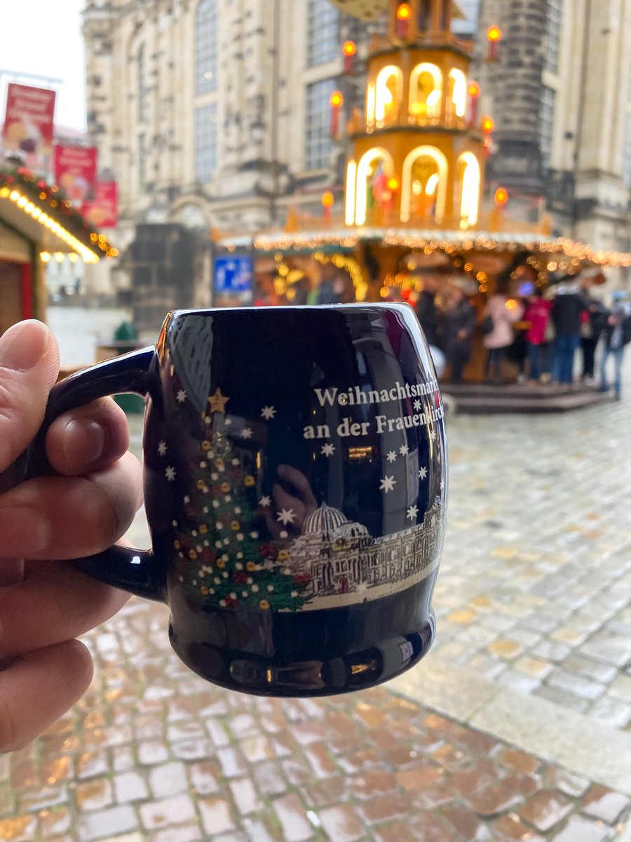 ドイツ人とクリスマスマーケットを散策したとき「主役はマーケットじゃないんだ」「主役はグリューワイン(ホットワイン)を飲みながら『寒いね』って言い合う体験そのもの」「寒ければ寒いほど盛り上がるんだ」冬の寒さすらエンタメに変えるドイツ人のマインドに感心しながら飲んだのがこちらのグリュー