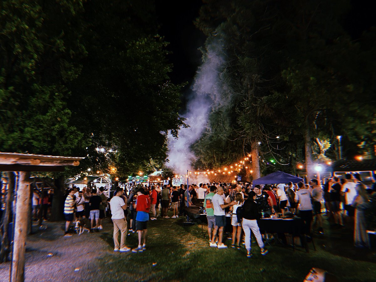 marcos_z's tweet photo. Hoy, en fotos random: así estamos, 10.10 pm en el club Bell de Bell Ville. Desde las 23, entre cuarteto, chori y fernet, juegan un partido de tenis @pecachin1 y el brujo @camilougo. La vida misma. https://t.co/U2GY8LmBSV