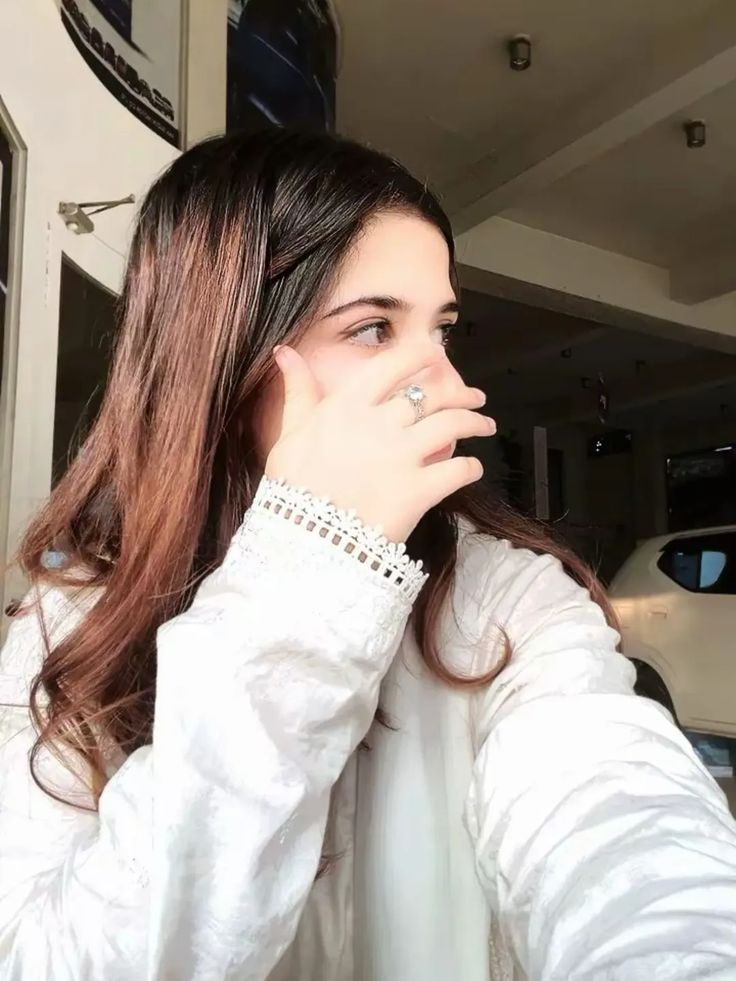 जिन्दगी

आईने की तरह है,

यह तभी मुस्कुराएगी

जब आप मुस्कुराएंगे।

     ❤️ सुप्रभात❤️