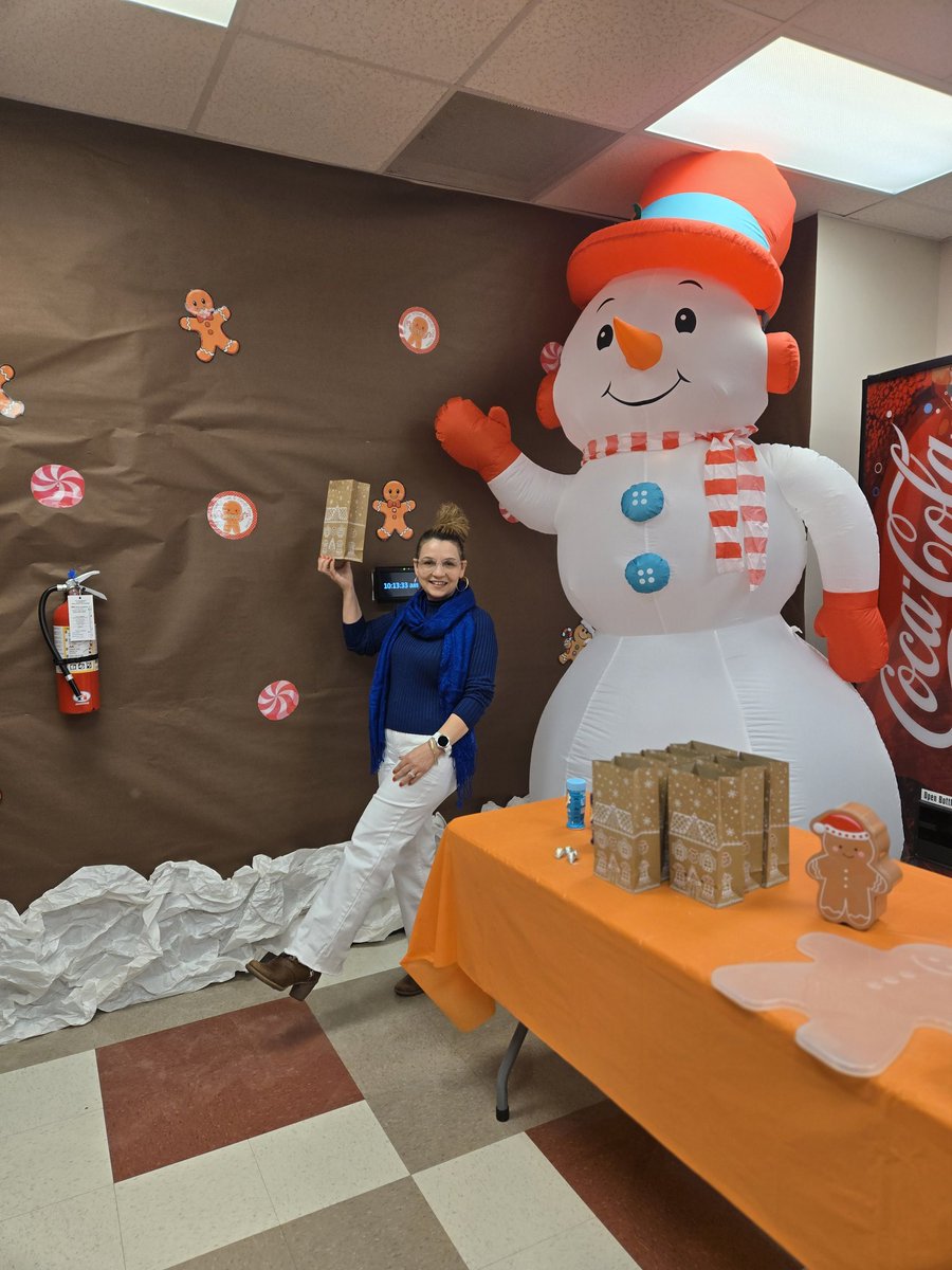 DilenaLiang's tweet photo. Thank you principal Demeson for all you do!!!🎉🎊🎄⛄🎁 @DarceleLofton @HinesCaldwellES https://t.co/z8XAbd8dwz
