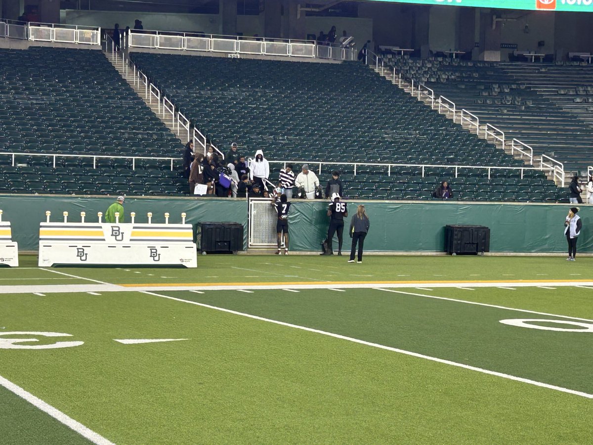 Half an hour after Willis’s Round 4 loss to DeSoto, Texas signee Jermaine Bishop Jr and Houston signee Jaivion Martin were the last two Willis players on the field signing autographs for fans who’ve waited to see them.