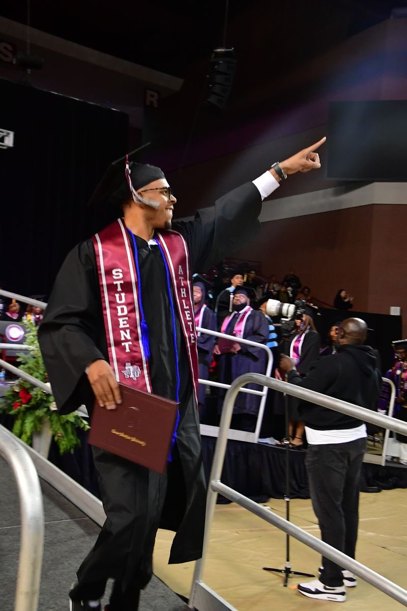 TXSOBASEBALL's tweet photo. Playing  baseball for a historical institution and winning in the books while doing it 📚 equals a degree 📜 and a lifetime of friendships, knowledge and memories that can’t be taken away 💪🏾 Congrats to our baseball brothers earning their name in script #TSUProud https://t.co/5VpPu6jRWE