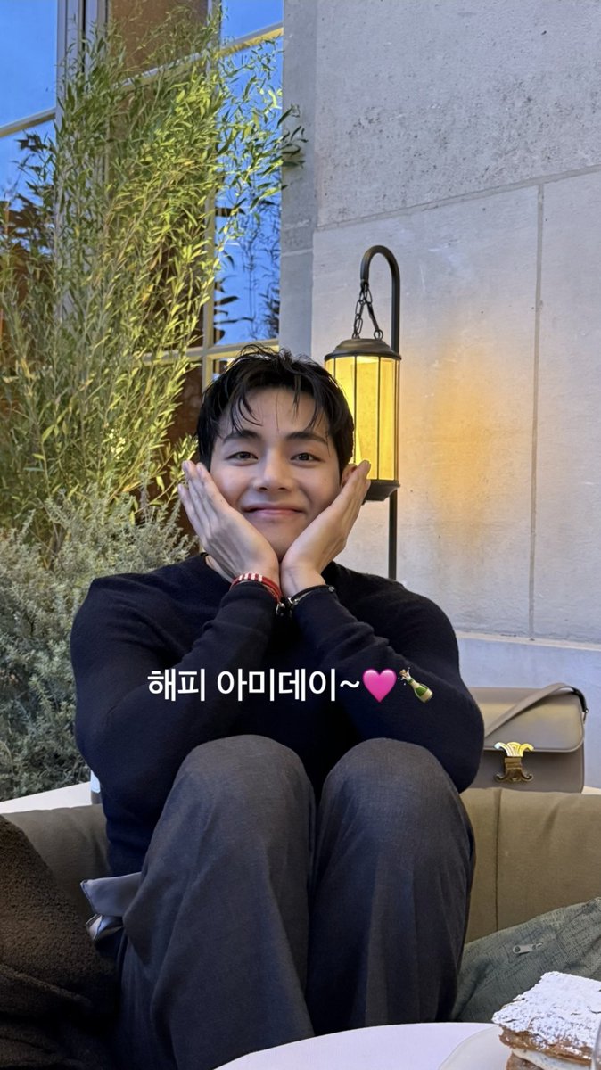 1995_12_30_tae's tweet image. 아미들 생일이라고 챙긴 사람 = 김태형
팬들이 젤 좋아하는 자컨 달방 찍자고 한 사람 = 김태형
공백기에 소통 젤 많이한 멤버 = 김태형
컨텐츠 많이 끓여온 멤버 = 김태형

자칭 올팬 시애미들이 어떻게든 꼬투리잡아서 후려치려해도 해당 1도 안 되는 거 존나 웃김ㅋㅋ