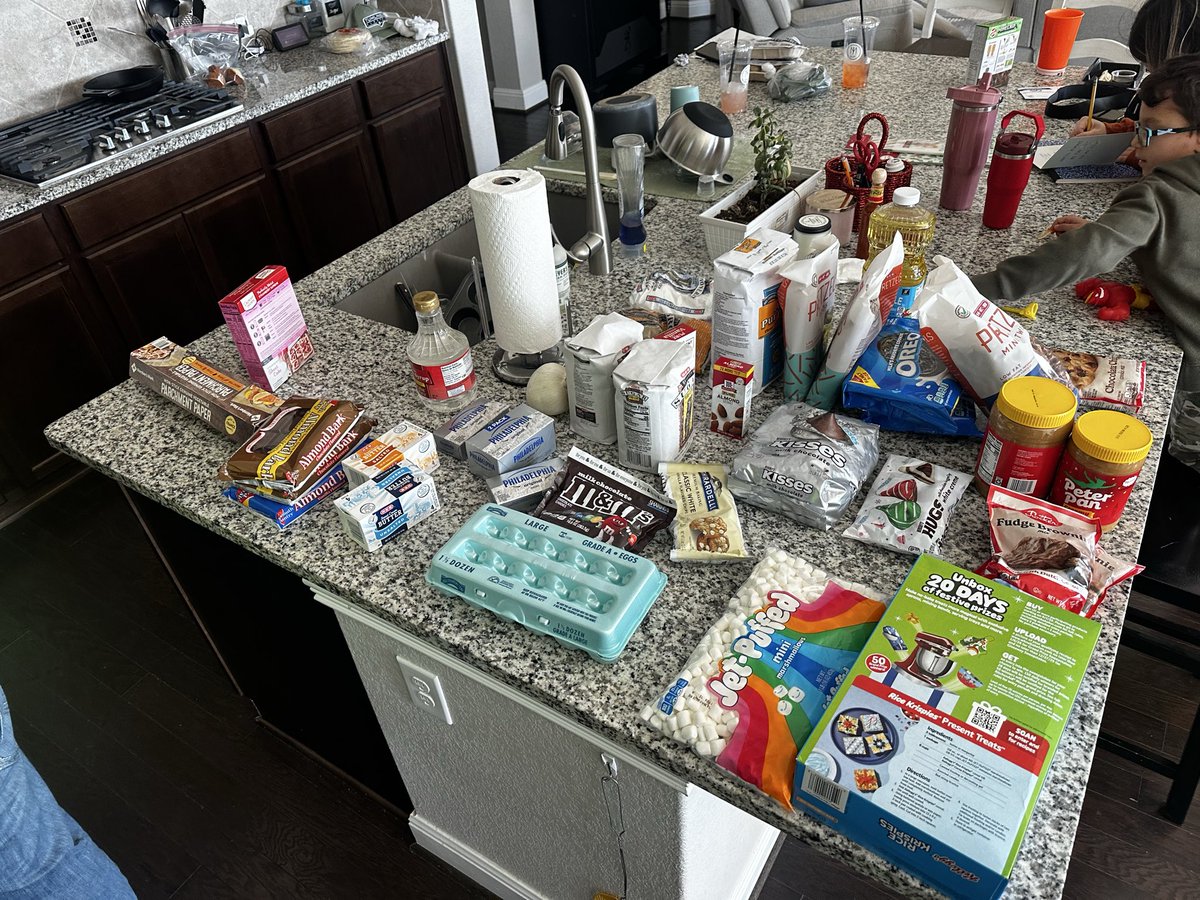 vbna1980's tweet photo. Spent the day with the girls and Auggie making treats and cookies, and my kitchen is a whole mess but my heart is full. 😂🍪
Lots of laughs, lots of sugar, and the best memories. Days like this are my favorite. ❤️ https://t.co/CI1ZkP67Wc