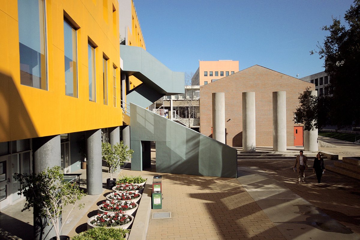 ArchitectureXR's tweet photo. Frank Gehry gave me my first job out of architecture school. That single act changed the entire course of my life. Working on the Loyola Law School campus, shown in the attached picture, taught me what it meant to think boldly and to trust the creative process. https://t.co/bXpcrfaemp