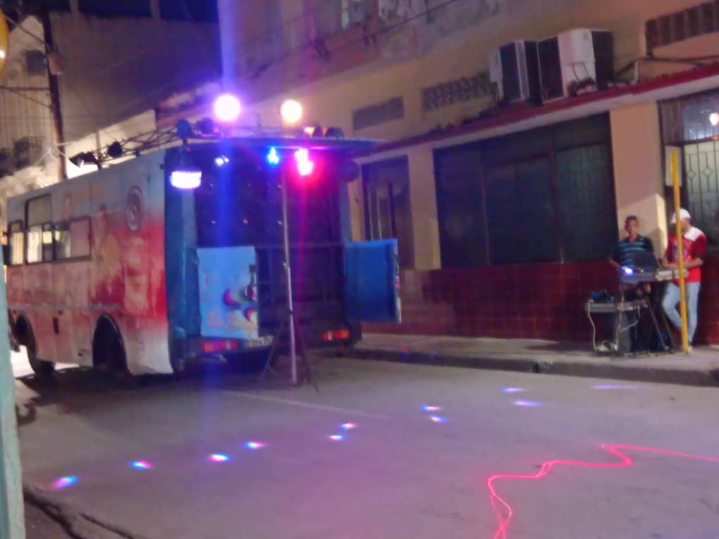 La noche de la cubanía en #Bayamo, devuelve la algarabía de un sábado diferente, para el disfrute de todos los bayameses.