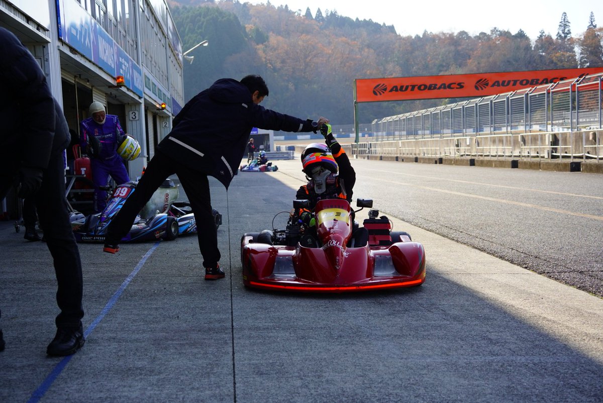 決勝レース1終了！
見事ポールトゥウィン決めてくれました🥇

SK2クラス2位を大きく引き離してぶっちぎり優勝✨

午後の日本一決定戦に向けて最高の流れができました👍

#TairaPromoteRacing
#モータースポーツ
#スーパーカート
#レース