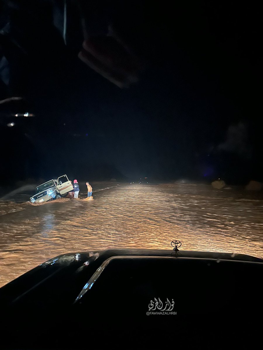 الأوضاع خطيره على طريق بجده الزراع غرب #تبوك الساعه 30-12ص الأحد