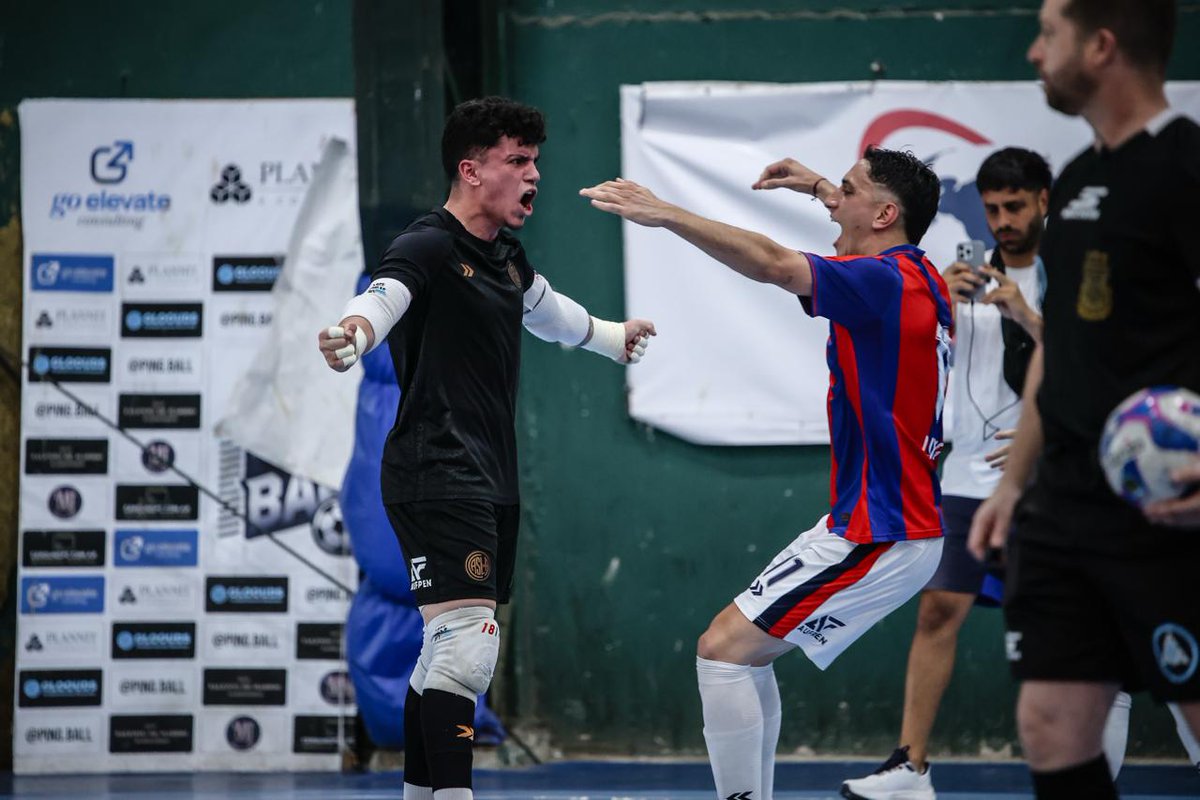 SanLorenzo's tweet photo. #FutsalMasculino 💙❤️🙌 ¡SAN LORENZO CAMPEÓN!

El Ciclón venció 6-5 a Ferro por penales, en Caballito, tras empatar 3-3 en tiempo regular, y se quedó con la Copa de Plata y la clasificación a la Supercopa. 

💪 ¡Inmensa alegría! ¡Orgullosos de ustedes, muchachos! https://t.co/I23jZcvc6j