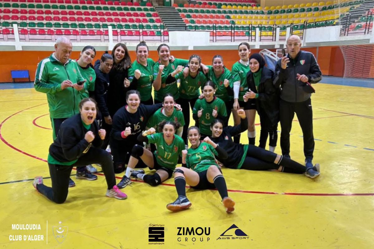 MouloudiaCA's tweet photo. | كرة اليد - سيدات | 🤾♀️
سيدات العميد تواصل سلسلة الانتصارات بعد الفوز على فتيات الوادي بنتيجة 26-32
#OSEOvsMCA | #MCA_Handball | #TeamMCA 🟩🟥 https://t.co/NRIY66CtpG