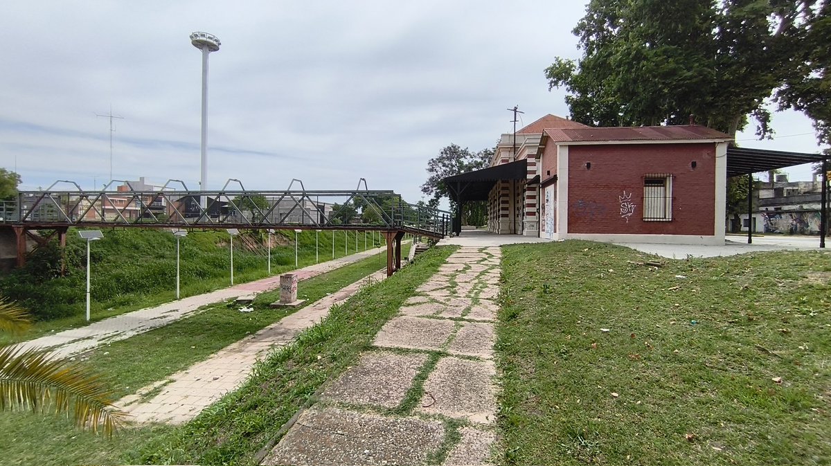 matienlaciudad's tweet photo. Hoy salió hacer algo de arqueología ferroviaria.

Estación Zárate, Ferrocarril Nacional General Urquiza.

2025 vs 1914 https://t.co/qSCg26ggOU