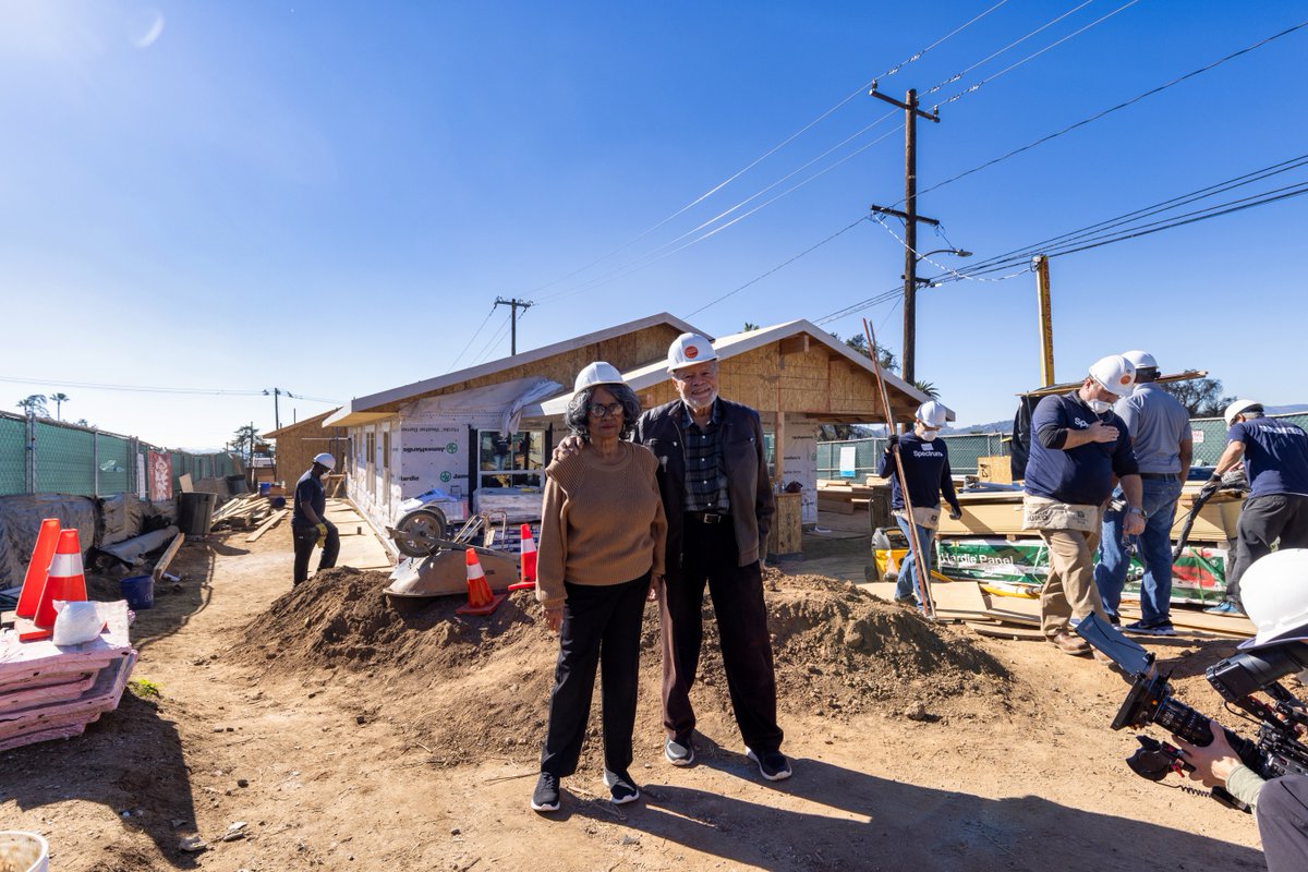CharterNewsroom's tweet photo. 💙 Spectrum volunteers teamed up with @SGVHabitat in Altadena to help a family build their new home after the LA wildfires turned their world upside down. 

It was an inspiring day filled with teamwork and hope, as we joined with amazing partners to make recovery a reality. We're grateful to be part of this journey and support such a meaningful cause.  

#SpectrumVolunteers #HabitatForHumanity #Altadena #AltadenaStrong #LAStrong 💙 #CommunitySupport #SpectrumCommunityImpact #SGVHabitat #ReBuildAltadena