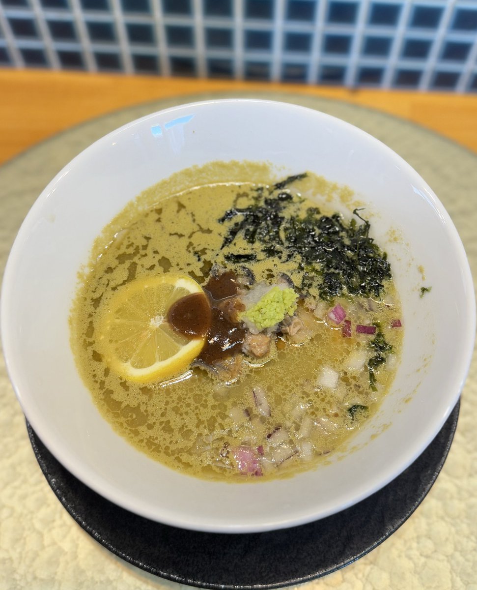 mendou_INI's tweet image. 『中華蕎麦 鳴神食堂』さん@高崎市
濃厚牡蠣蕎麦🍜
パッツリしたやや平打ちの細ストレート麺、牡蠣と白菜のすり流しに煮干しの風味を加えた海の幸スープは旨味が濃厚✨
牡蠣のコンフィがゴロ×2と浮かび、ワサビや海老ペースト等を溶かして味変💯👏
大満足の逸杯です🙏
#らーめん #ラーメン #中華蕎麦