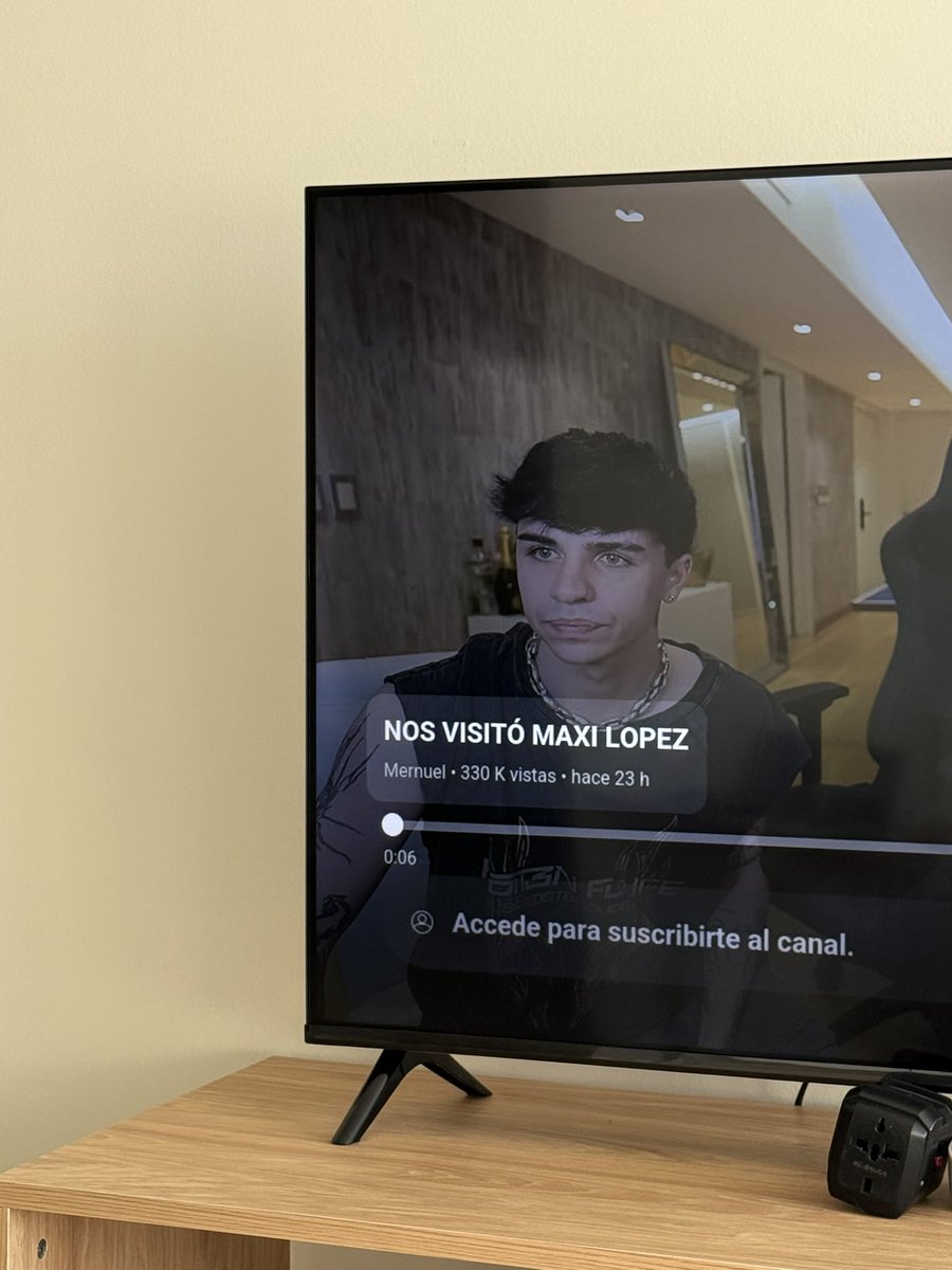 Amiga mientras yo preparo la merienda, vos elegi algo para ver 
Mi amiga: