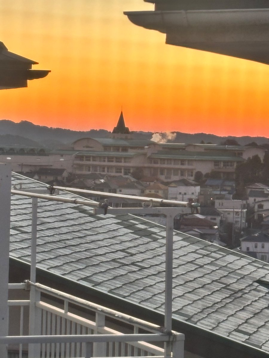 皆さん、おはようございまーす😊気温2℃晴れの藤沢市です
今日は文化祭📡📡
行かれる方は超超楽しんできてください😊
健康第一、安全第一で、サンデ-
ドライバーの動きに注意⚠️👀
心おだかな 1日にしましょう
本日もよろしくお願いします🙇
📡🚗🚚🐶😸🥶💪🍵🍈