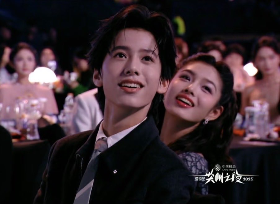 ncybear's tweet photo. this is so precious (watching hmh sing) https://t.co/iDt6Xn4Zx5