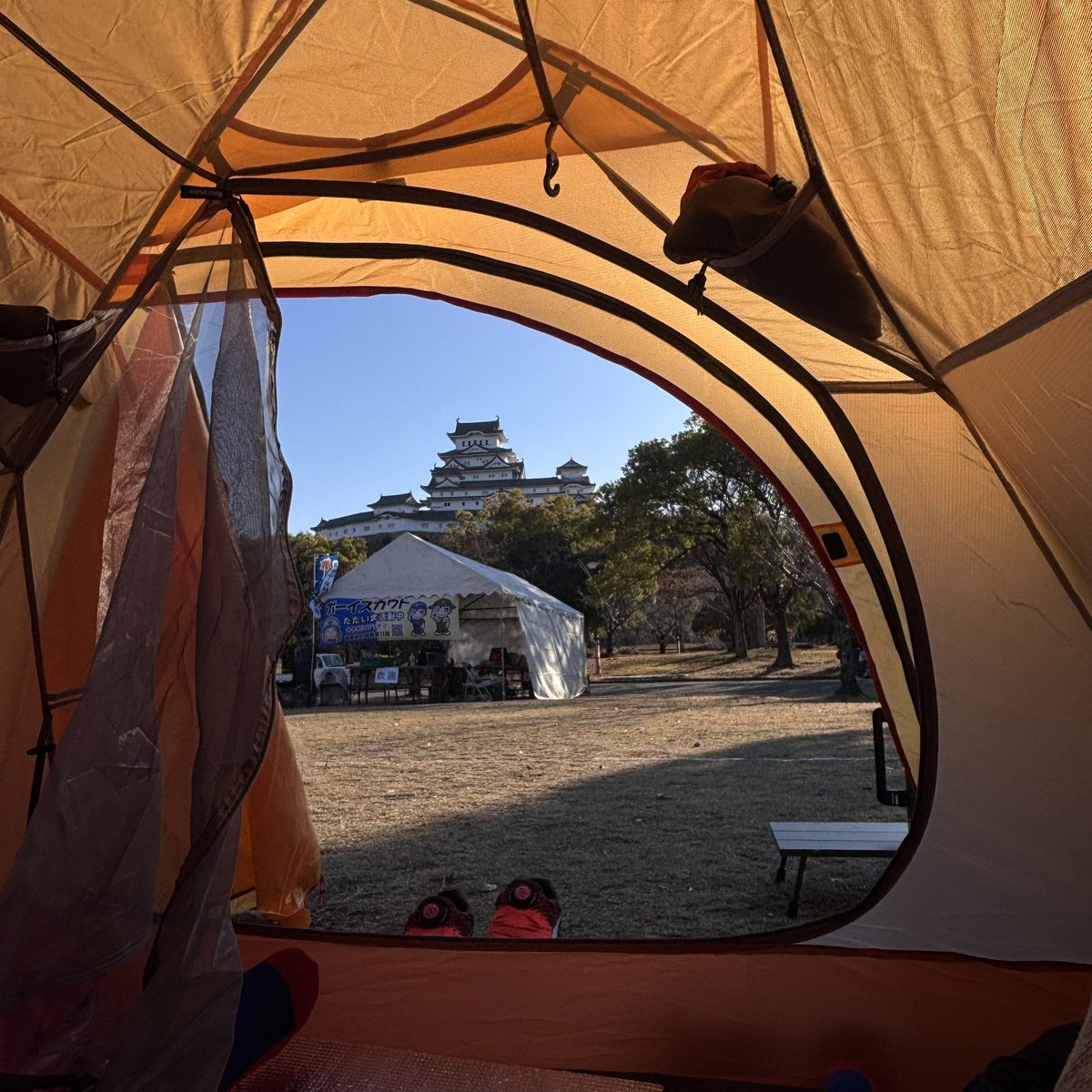 marufit1's tweet photo. 姫路城ワンナイトCamp

姫路城裏の公園にテントを張れるイベントでバルーンや白鷺太鼓の演奏などもあり。

久しぶりのキャンプだけど火が使えないの
が残念ですが。
盛り上がらないので結局夜の街で一杯呑んで寝ます。。 https://t.co/5HahFYakbT