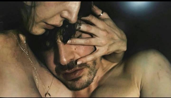 النّبيذ الفاخر..
أن تحضنك امرأة 
بكامل أعنابِها.