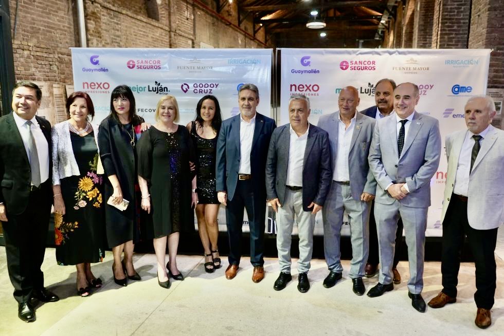 FernandaReina17's tweet photo. ✨Cena Anual FEM 72° Aniversario

@FemMujeres presente junto, a @claudiafushuaia Vicepresidente 3º, BeatrizTourn, secretaria Gral y parte del Comité de presidencia de @redcame, nuestro gobernador @alfredocornejo y el titular de la @FEMPRENSA, Santiago Laugero en el Espacio Arizu. https://t.co/if9nRNKrH3