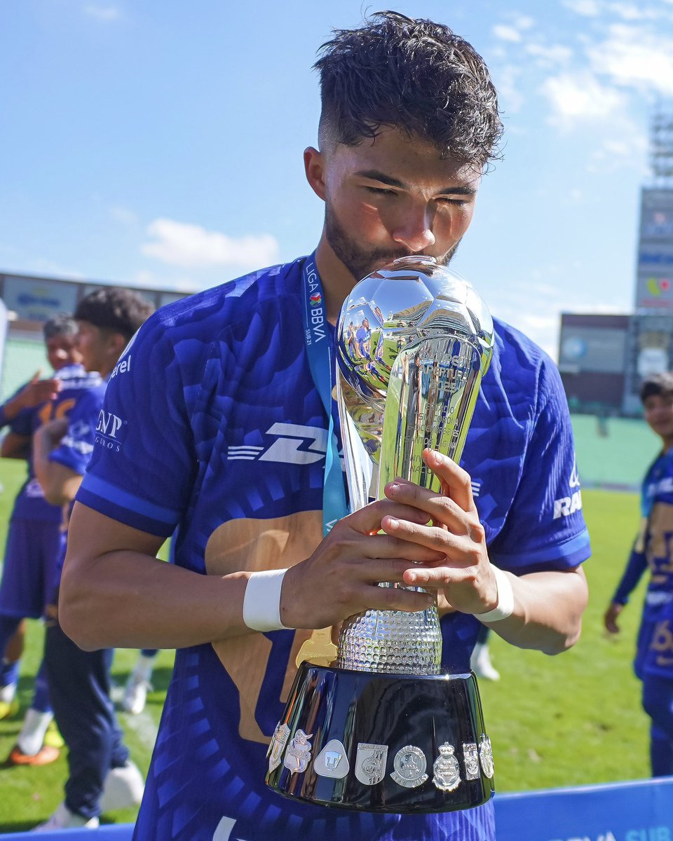 LigaBBVAMX's tweet image. ⭐️ ¡¡CAMPEONES!! ⭐️

@PumasMXCantera es el rey del #AP25 de la #LigaBBVAMX en la categoría Sub-21. 

Los Universitarios vencieron a Santos (3-4 en el global) y se llevan el trofeo a casa. 🏆

¡Felicidades, Auriazules! 🐾
Más ✍️: bit.ly/4pR3ELM