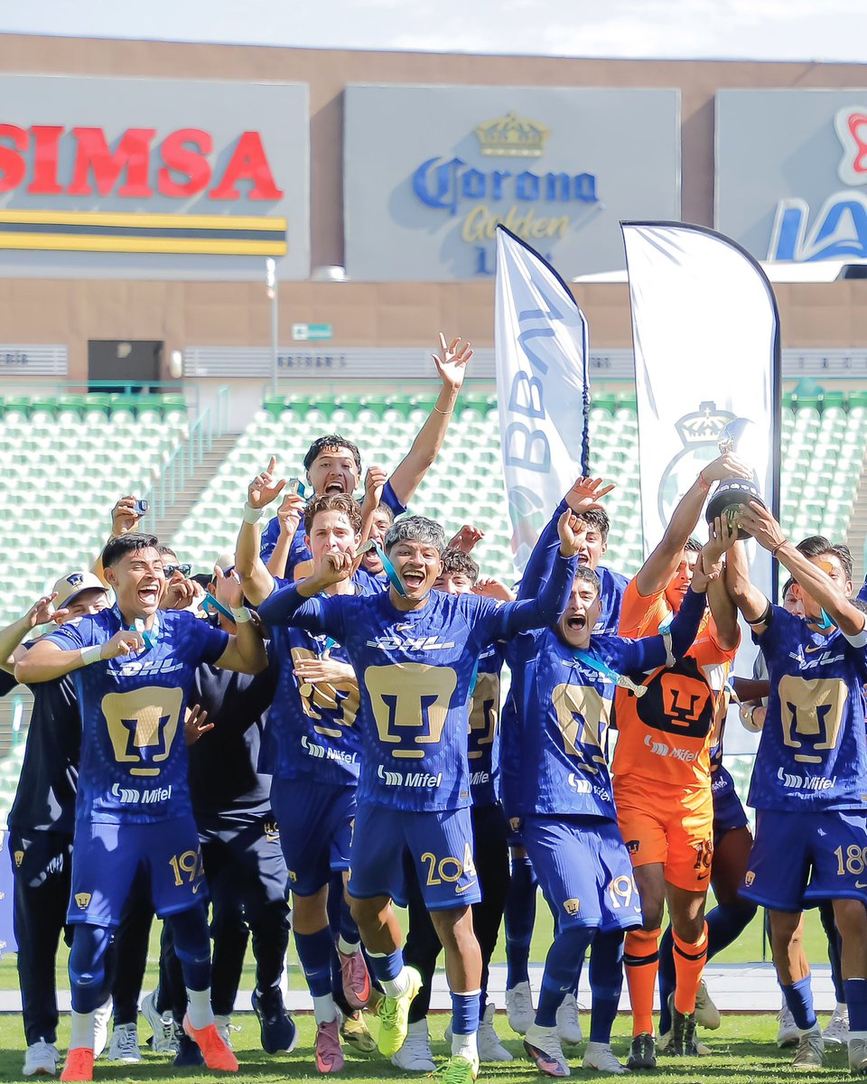 LigaBBVAMX's tweet image. ⭐️ ¡¡CAMPEONES!! ⭐️

@PumasMXCantera es el rey del #AP25 de la #LigaBBVAMX en la categoría Sub-21. 

Los Universitarios vencieron a Santos (3-4 en el global) y se llevan el trofeo a casa. 🏆

¡Felicidades, Auriazules! 🐾
Más ✍️: bit.ly/4pR3ELM