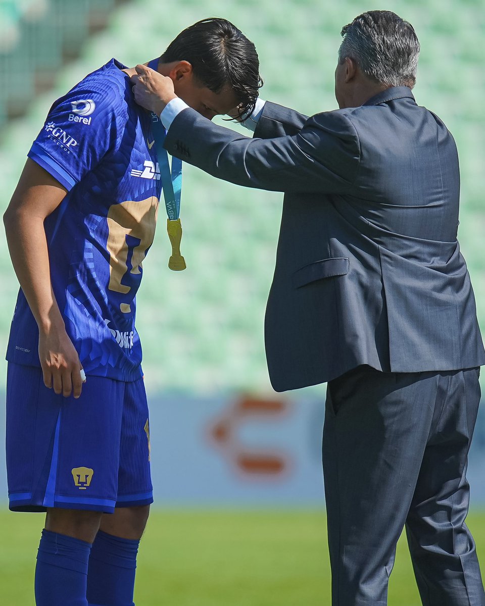 LigaBBVAMX's tweet image. ⭐️ ¡¡CAMPEONES!! ⭐️

@PumasMXCantera es el rey del #AP25 de la #LigaBBVAMX en la categoría Sub-21. 

Los Universitarios vencieron a Santos (3-4 en el global) y se llevan el trofeo a casa. 🏆

¡Felicidades, Auriazules! 🐾
Más ✍️: bit.ly/4pR3ELM