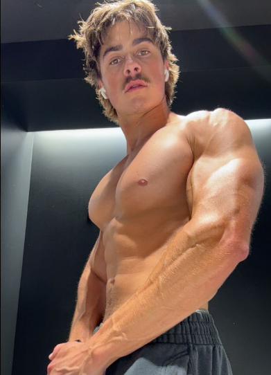 AmericanAlphas1's tweet photo. Special Saturday shout out to my favorite alpha biceps 1/2):
- @dallas_master1 
- @themoneychad 
- @AlphaMassaMikey 
- @Jackedcashdaddy https://t.co/cy34WXHQGq