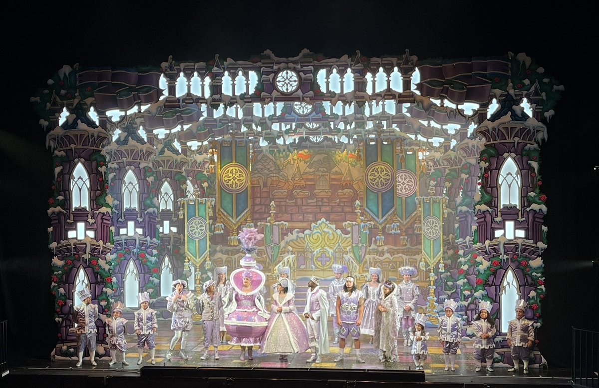 Christmas is officially here, thanks to the <a href="/thehawthcrawley/">The Hawth</a> panto! A fab night with a brilliant cast, including <a href="/OreOduba/">Ore Oduba</a> and the ever incredible <a href="/mjbpanto/">Michael J Batchelor</a>! Go and see it! 🎭