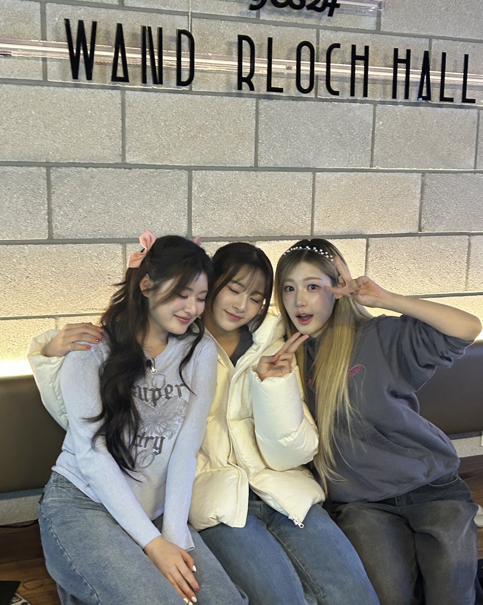 5050_TWENY_JPN's tweet photo. 1205 22:10🐰YEWON Weverse
트웨니~~ 우리 드뎌 첫 팬미팅 했다 🥹🩷
와줘서 너무 고맙구 사랑해요✨🤍 집 조심히 들어가기 ~~~!🙌🏻
TWENY~~ We finally had our first fan meeting 🥹🩷
Thank you soooooo much for coming, I love you guys ✨🤍
Go home safely~~~! 🙌🏻
TWENY~~ やっと私たち初めてのファンミーティングできたね 🥹🩷
来てくれて本当にありがとう、大好きだよ✨🤍
家まで気をつけて帰ってね~~~!🙌🏻
#FIFTYFIFTY #피프티피프티 #YEWON
#Welcome_to_Tweny_Party