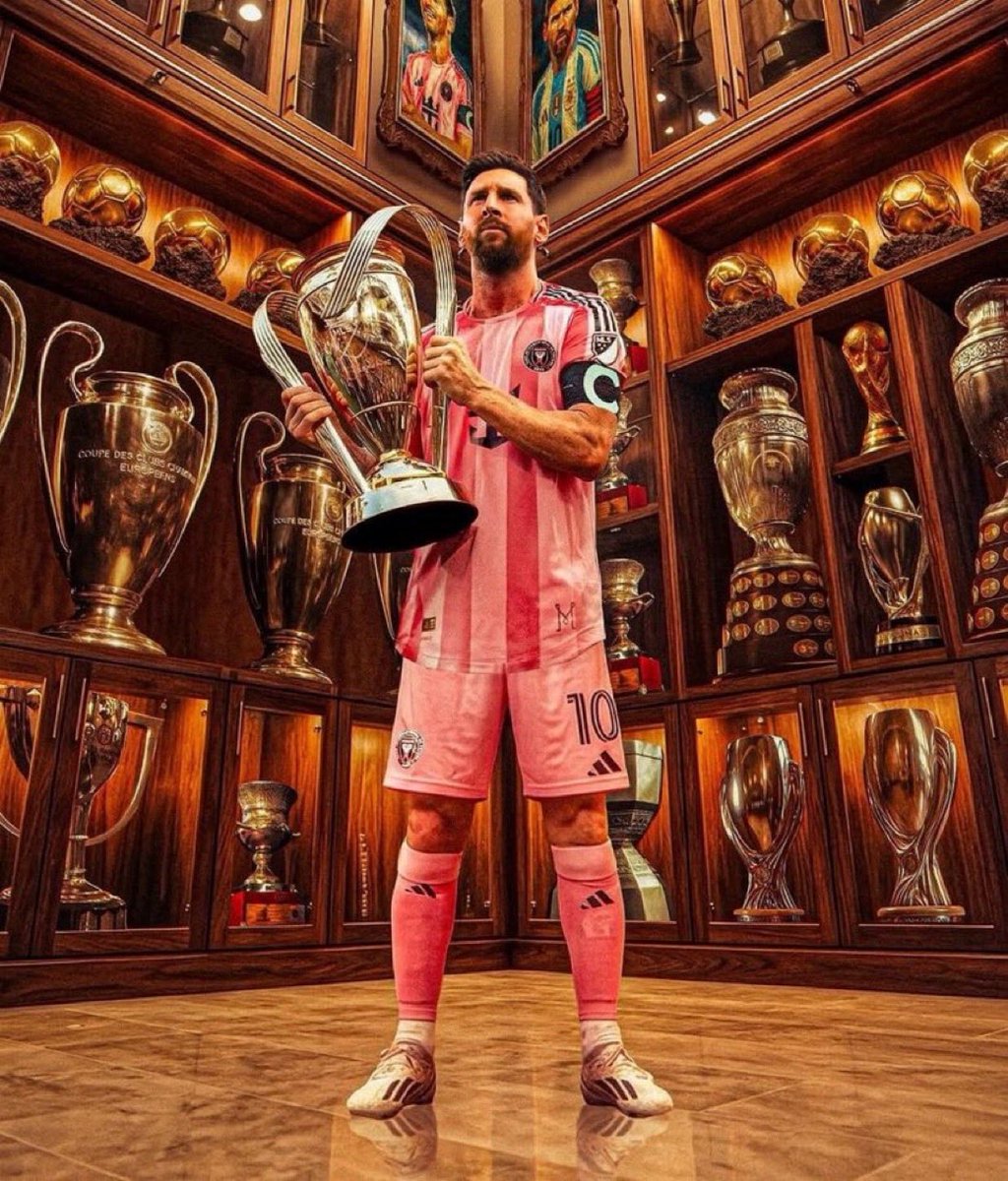 من يتخيل هذا الرقم الكبير من الانجازات 48 بطولة ! 

هذي الانجازات مستحيل تكون للاعب واحد، هذي تقسمها على 5 لاعبين وتحطه بتوب 10 كافضل لاعبين في التاريخ 

القوت ينافس نفسه، ولا يحطم سِوا ارقامه، ولا يمكن لاحد ان يتخطاها 

محظوظين كروياً اننا عشنا زمن اعظم لاعب ورياضي في التاريخ ♥️